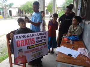 Ketua DPRK Pidie Mahfuddin Ismail Gratiskan Pangkas Untuk Santri YRAM Delima