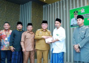 Pemkab Aceh Barat Salurkan Bantuan Guru Bantu Dayah dan Santri Miskin