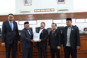 Pj Bupati Aceh Besar Sampaikan Pengantar Nota Keuangan dan Qanun kepada DPRK