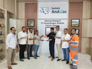 PWI Aceh Besar dan JMSI Aceh Beri Kue Ulang Tahun ke-40 bagi Semen Andalas