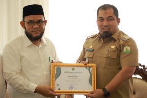Peduli Peran Penyuluh Agama, Pj Bupati Aceh Besar Terima Penghargaan dari Menteri Agama RI