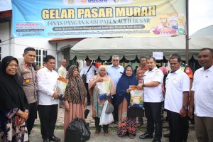 Pj Bupati Aceh Besar Pantau Langsung Pasar Murah di Gampong Lam Hasan