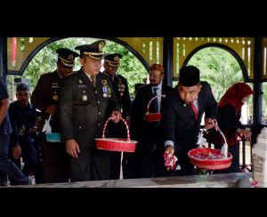 Jelang HUT RI, Pj Bupati Aceh Besar Ziarahi Makam Teuku Nyak Arief