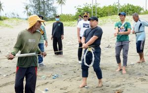 Pj Bupati Aceh Besar Tarik Pukat Bersama Nelayan Gampong Baro