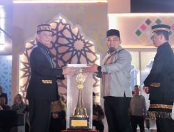 Pj Bupati Aceh Besar menyerahkan Piala Bergilir kepada Pj Gubernur