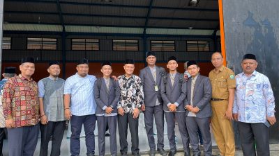Tim Fahmil Quran Putri foto bersama Pj Bupati Aceh Besar dengan pendamping/pelatih, di Gedung BPBD Simeulue, Sinabang, Selasa(28/11/2023). (Foto,/hR/MC Aceh Besar).