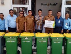 Dukung Kebersihan dan Kesehatan Lingkungan Bank Aceh Serahkan Tong Sampah Pada Pemko