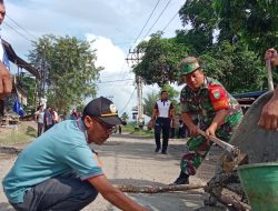 Cegah Terjadi Kecelakaan, Forkopimcam dan Masyarakat Kuta Baro Tambal Jalan Berlubang