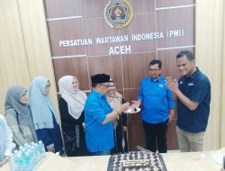 Pemotongan Kue Ulang Tahun dari PT SBA Warnai Syukuran HPN 2024 di PWI Aceh