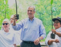 Peserta HPN Tanam Mangrove Bersama Menteri LHK di Muara Angke