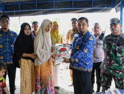 Pj Bupati Aceh Besar Serahkan Bantuan Masa Panik Kepada Korban Kebakaran