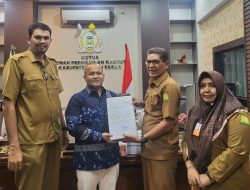 Wakili Pj Bupati, Asisten III Sekdakab Serahkan LKPJ Kepada Ketua DPRK Aceh Besar