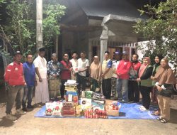 Pemkab Aceh Besar Serahkan Bantuan Masa Panik Korban Kebakaran di Tanjung