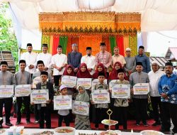 Pj Bupati Aceh Besar Serahkan Bonus Juara MTQ dan FASI
