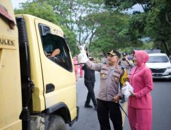 Kapolres Aceh Besar Bersama Ketua Bhayangkari Bagikan Takjil Kepada Pengguna Jalan Raya