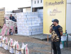 Pj Bupati Iswanto Serahkan Paket Ramadhan Maybank Kepada Warga Kecamatan Kuta Cot Glie