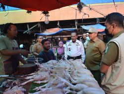 Pj Bupati Asra Pantau Harga Bahan Kebutuhan Pokok Pasar Pagi Kualasimpang
