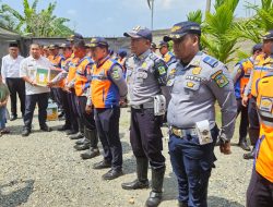 Pj Bupati Bagikan Paket Lebaran untuk 38 Personil Dishub Aceh Besar