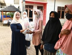 Ketua Persakmi Aceh Bagi Sembako untuk Penderita TBC