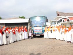 Bupati Tapsel Berangkatkan Jamaah BKMT Ikuti Halal Bi Halal Ke Medan