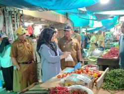 Pj Bupati Asra Inspeksi Pasar Pagi Kota Kualasimpang dan Upah