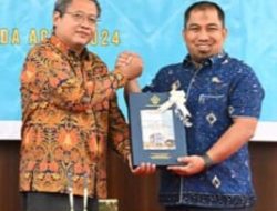 Kepala Kantor Perwakilan BPK Provinsi Aceh menyerahkan WTP yang ke -12 kepada Pj. Bupati Aceh Besar