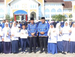 Upacara Hardiknas di Aceh Utara, Sekda Beri Penghargaan Bagi Sekolah dan Pelajar Berprestasi