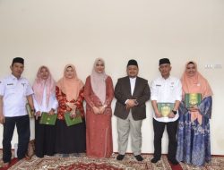 Bupati Dolly Pasaribu Beri Indahan Upa-Upa Ke Calhaj Setdakab Tapsel