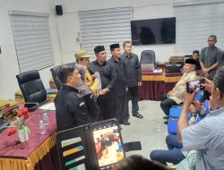 Pasangan Bakal Calon Bupati dan Wakil Bupati Aceh Besar H. Muharram Idris/Drs. H. Syukri A. Jalil Mendaftar di KIP