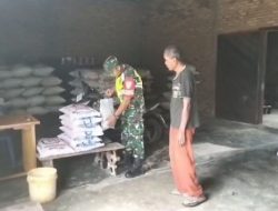 Sertu Irawan Lakukan Pengecekan Ketersediaan Beras Desa Sungai Kuruk Satu