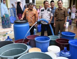 Pj Bupati Aceh Besar Turun Langsung Distribusikan Air Bersih