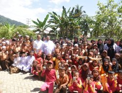 Bupati Bagikan Susu Gratis Ke Anak Sekolah Dasar Sebagai Stimulus Semangat Belajar