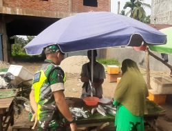 Melalui Komsos, Babinsa Mengajak Penjual Ikan Agar Tetap Menjaga Kebersihan