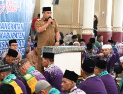 Pj Bupati Peusijuek dan Lepas Keberangkatan Jamaah Calon Haji Aceh Besar