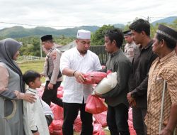 Pj Bupati Aceh Besar Serahkan 100 Paket Bantuan Sosial untuk Warga Jantho