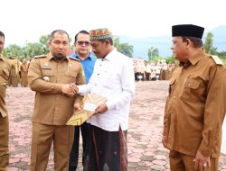 Pj Bupati Serahkan SK Pengakuan dan Perlindungan Masyarakat Hukum Adat Mukim