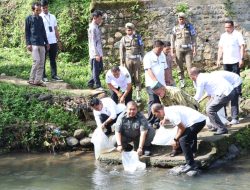 Bupati Tapsel Tabur Ribuan Benih Ikan di Angkola Selatan