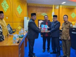 Rapat Paripurna Dengan DPRK Aceh Tamiang, Pj. Bupati Asra Serahkan Raqan APBK T.A 2023