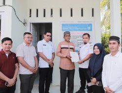 Pj Bupati Aceh Besar Serahkan Dua Unit Rumah Konstruksi Tahan Gempa untuk Yatim dan Dhuafa
