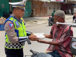 Aksi Peduli GEUBIBU, Ipda Irvan Kembali Bagikan Ratusan Nasi Kotak