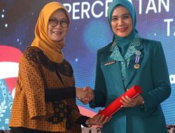 Selamat! Bupati Tapsel dan Ketua TP PKK Raih Penghargaan Manggala Karya Kencana