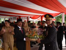 Peringatan HUT Bhayangkara Ke-78 Pj Walikota Langsa Serahkan Bingkisan Pada Kapolres Langsa