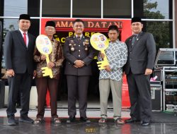 Hari Jadi Bhayangkara Ke-78, AKBP Dody Indra Eka Putra Serahkan Rumah Layak Huni Kepada Dua Warga Kurang Mampu