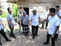 Pj Bupati Aceh Besar Serahkan Bantuan Furni Walker Untuk Lansia dan Penderita Lumpuh