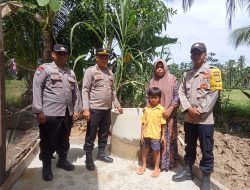 Peduli Sesama, Plh Kapolsek Paya Bakong Serahkan 3 Sumur Untuk Warga Dhuafa