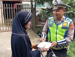 Berjiwa Sosial : Melalui Program Geubibu, Ipda Irvan Bagi-bagi Nasi Kotak