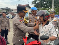 Peduli Keselamatan, Kapolres Aceh Utara Bagi-bagi Helm Gratis Pada Ops Patuh Seulawah 2024