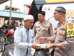 Usai Sholat Jumat, Kapolres Aceh Utara Perkenalkan Diri dan Berbagi Dengan Jamaah