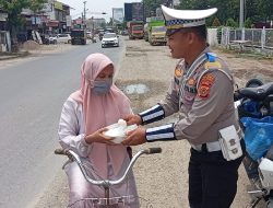 Melalui Program GEUBIBU, KBO Lantas Ipda Irvan Bagikan 140 Nasi Kotak