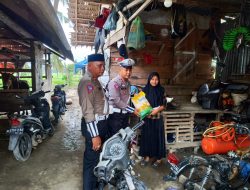 Aksi Sosial dan Edukasi Warga : Sat Lantas Bagikan Bantuan Beras dan Sampaikan Pesan-pesan Keselamatan